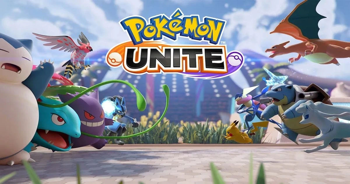 Pokémon UNITE logosu ve oyundaki Pokémon karakterleri bir arenada karşı karşıya