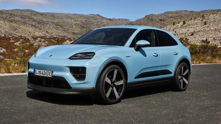 Açık mavi Porsche Macan, dağlık bir yol üzerinde park halinde