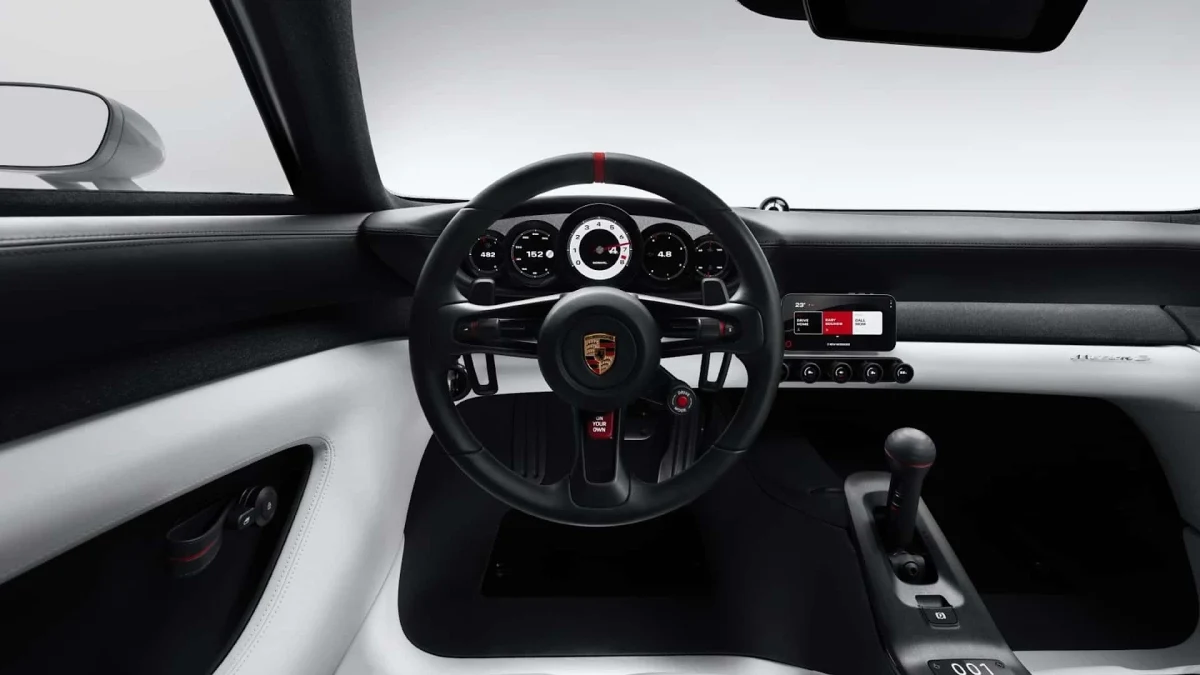 Porsche Mission S kokpitinde direksiyon, yuvarlak göstergeler ve vites kolu