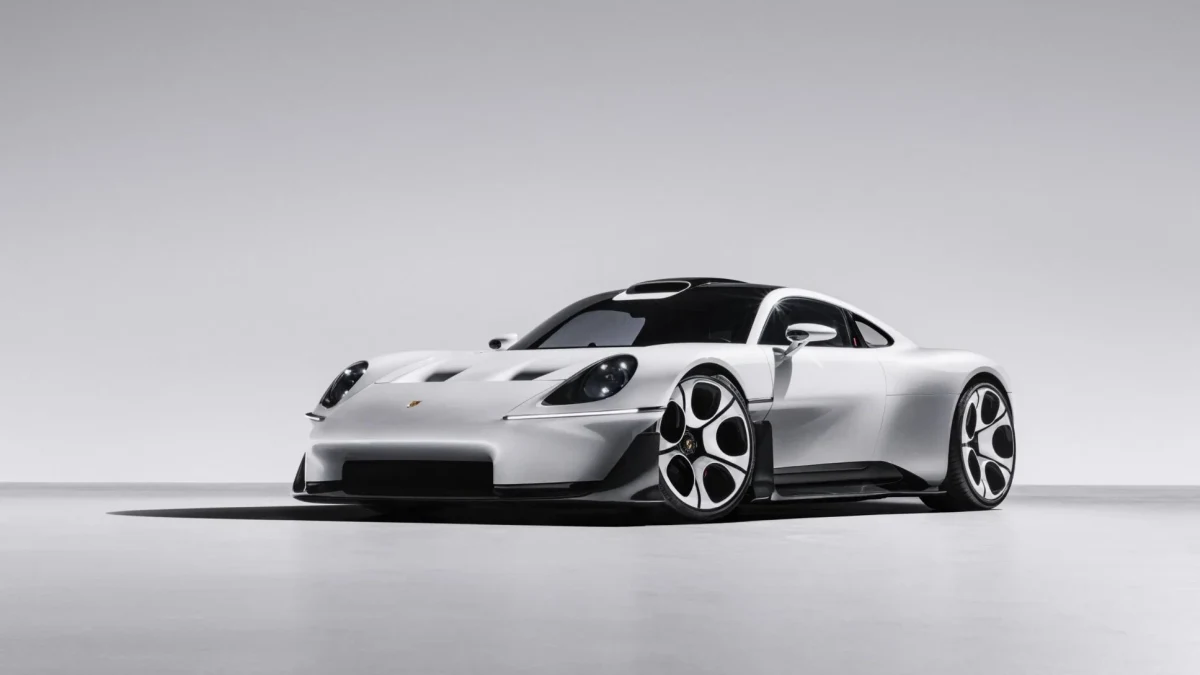 Açık renkli Porsche Mission S konsepti, stüdyo ortamında önden ve yandan görülüyor.