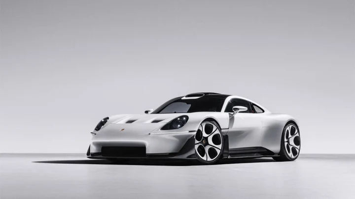Beyaz Porsche Mission S konsept otomobili, açık renkli bir stüdyo zemininde önden ve yandan görünüyor.