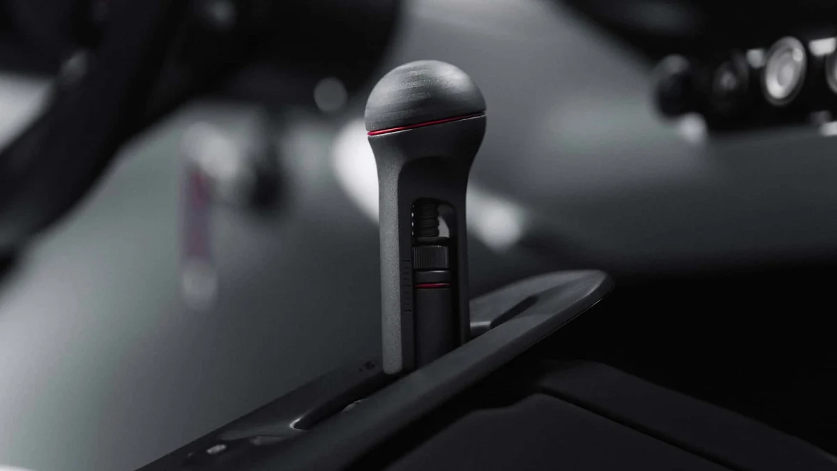 Porsche Mission S iç mekânındaki fiziksel vites kolu