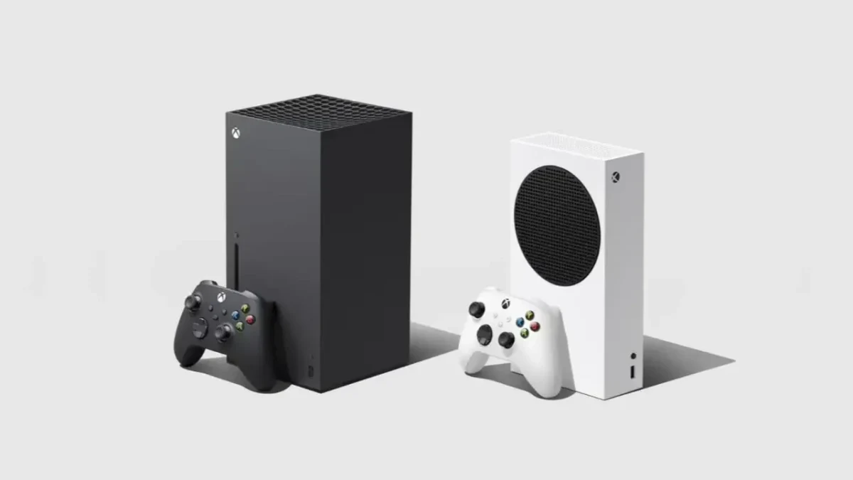 Siyah ve beyaz Xbox konsolları ile oyun kumandaları