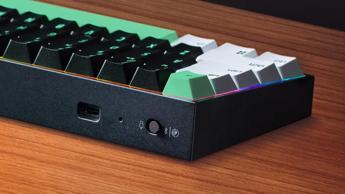 Razer Reclusa Mini 65% klavyenin kenarındaki bağlantı noktaları ve kontrol düğmesi