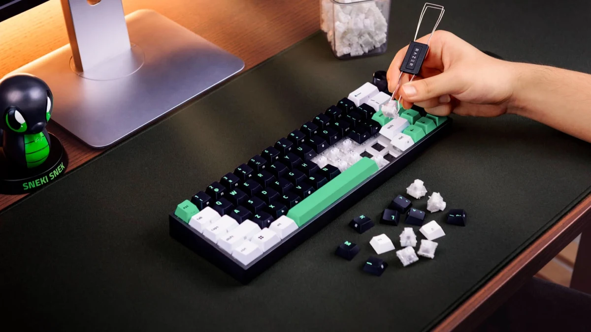 Bir kullanıcı Razer Reclusa Mini 65% klavyenin tuş anahtarını çıkarıyor