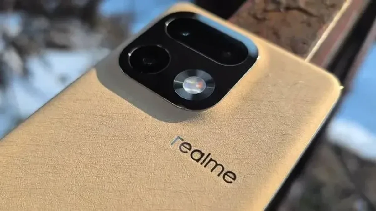 Deri dokulu altın renkli realme telefonun arka yüzü ve kamera modülü