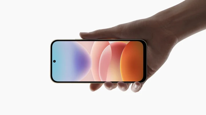 Bir elin tuttuğu REDMI 17 telefonun ön yüzü ve renkli ekranı