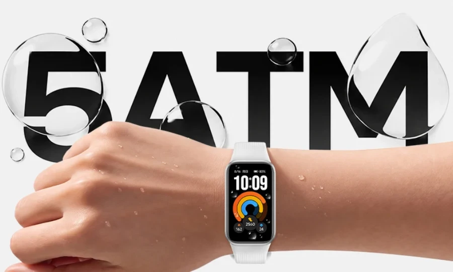 Bir kişinin bileğinde kullanılan Redmi Band 4