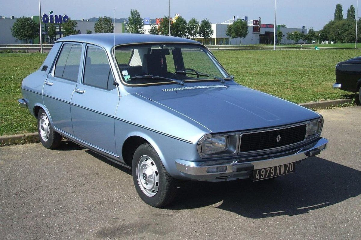 Açık mavi Renault 12 otomobili açık alanda