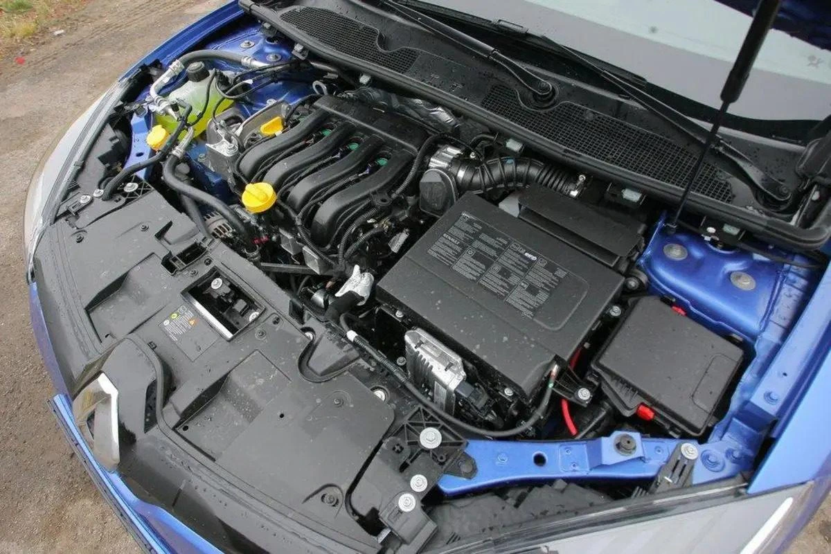 Açık kaput altında motor kapağı ve motor bileşenleri