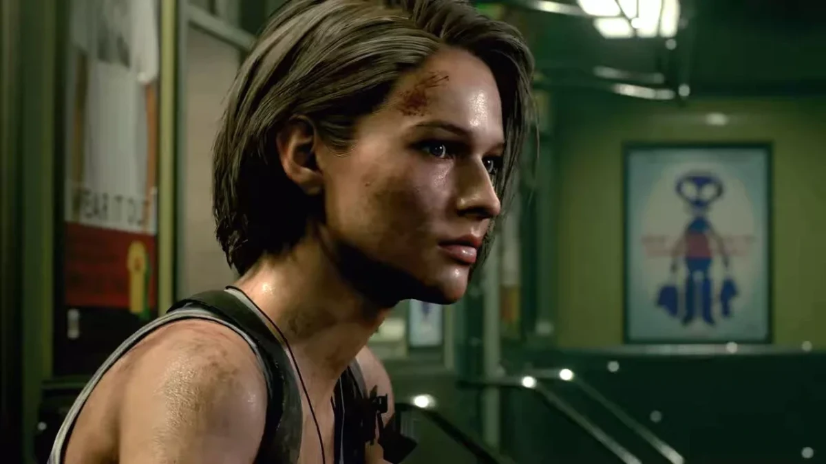 Resident Evil sahnesinde kısa saçlı bir kadın karakter koridorda duruyor