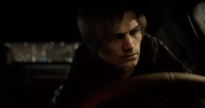 Resident Evil Requiem’de Leon S. Kennedy otomobilin direksiyonunda görülüyor