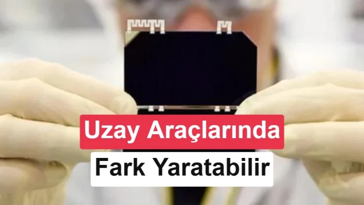 Bir kişinin elinde tuttuğu küçük, siyah güneş hücresi örneği