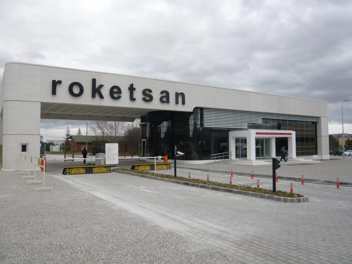ROKETSAN tabelalı tesis giriş binası ve önündeki güvenlik alanı