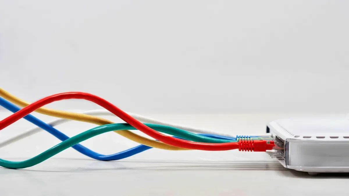 Renkli ağ kabloları beyaz bir router’a bağlanıyor