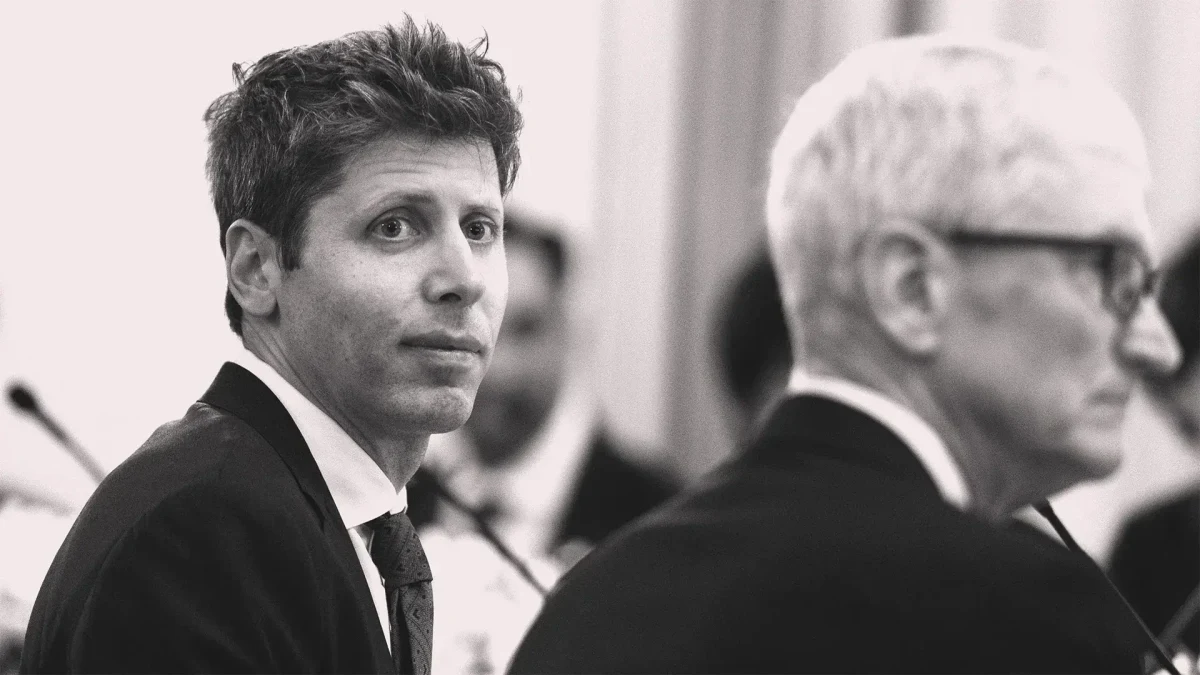 Sam Altman ve bir kişinin siyah beyaz fotoğrafı