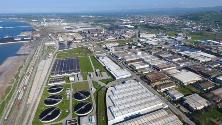 Samsun’da kıyı yakınında yer alan sanayi tesislerinin havadan görünümü