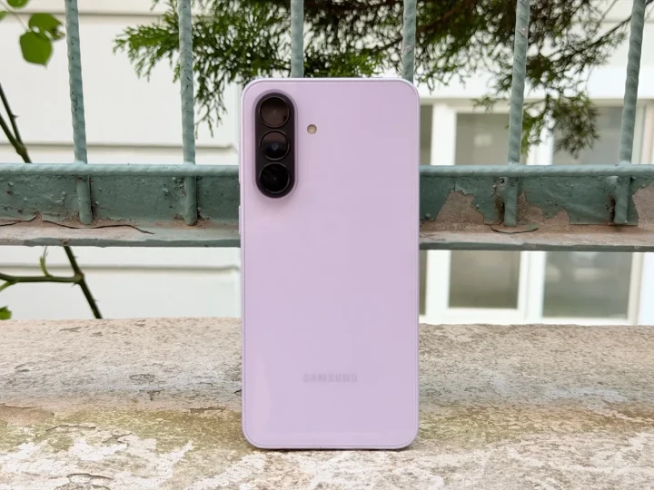 Açık mor renkli Samsung telefonun arka yüzü ve kamera modülü