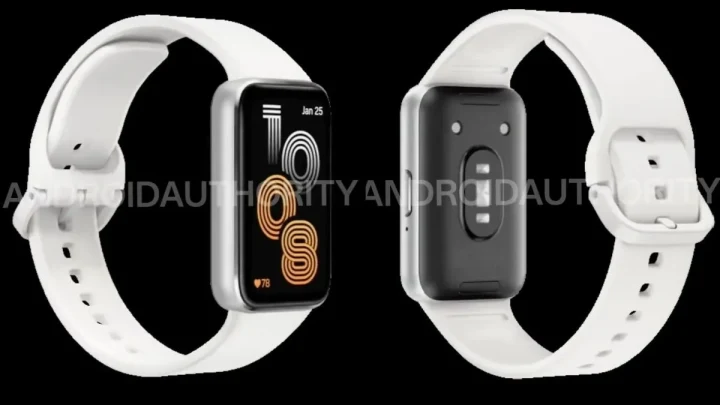 Ön ve arka yüzü gösterilen beyaz kayışlı Galaxy Fit 4 olduğu öne sürülen fitness bilekliği