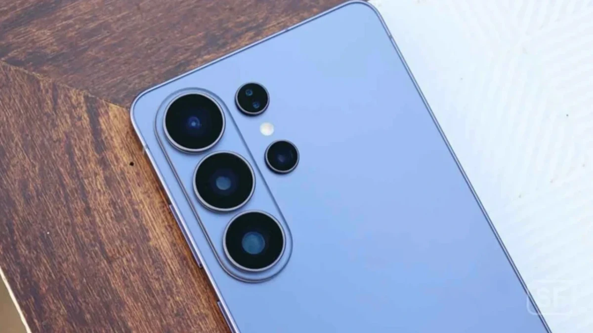 Ahşap yüzey üzerinde, arka kameraları görünen açık mavi Samsung Galaxy telefon