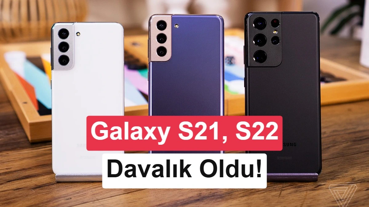 Ahşap bir yüzey üzerinde beyaz, mor ve siyah renkli üç Samsung Galaxy telefonu