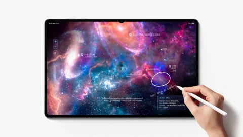 Bir tablet ekranında uzay temalı görüntü üzerinde kalem kullanan bir el