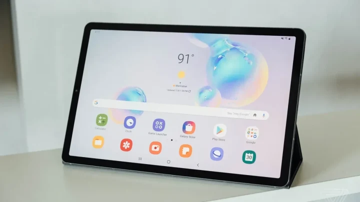 Masa üzerinde kılıf standına yerleştirilmiş Samsung Galaxy tablet