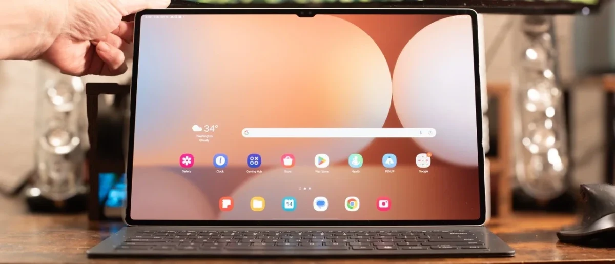 Klavye aksesuarına bağlı Samsung Galaxy tabletin ekranında açık renkli arayüz görünüyor.