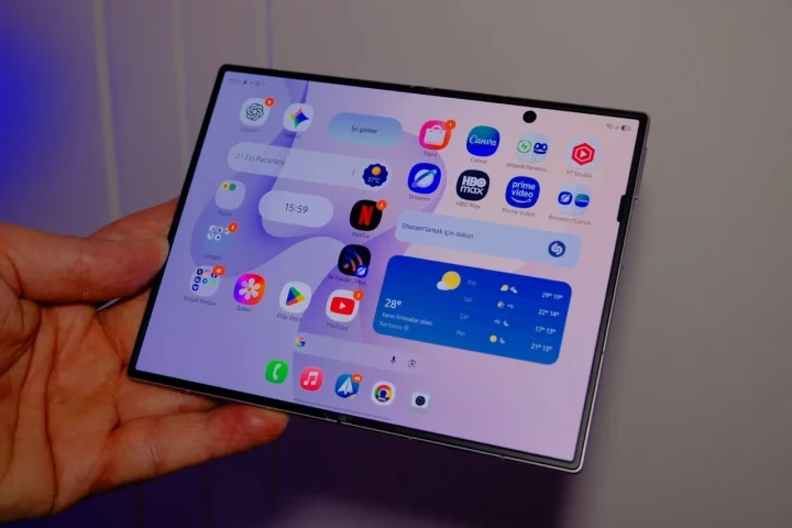 Samsung Galaxy Z Fold8 açık halde tutulurken ana ekranı görülüyor
