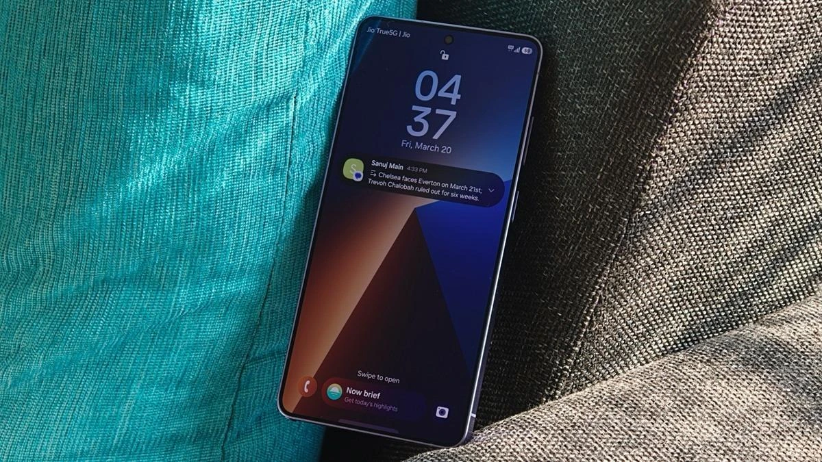 Kumaş üzerinde ekranı açık bir Samsung akıllı telefon.
