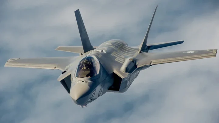 Bulutların üzerinde uçan F-35 Lightning II savaş uçağı