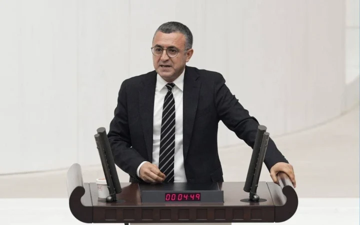 DEM Parti Diyarbakır Milletvekili Serhat Eren Meclis kürsüsünde konuşuyor.