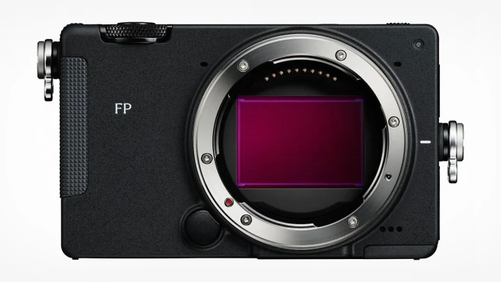 Sigma fp 2 kompakt aynasız fotoğraf makinesinin önden görünümü ve açıkta bulunan sensörü