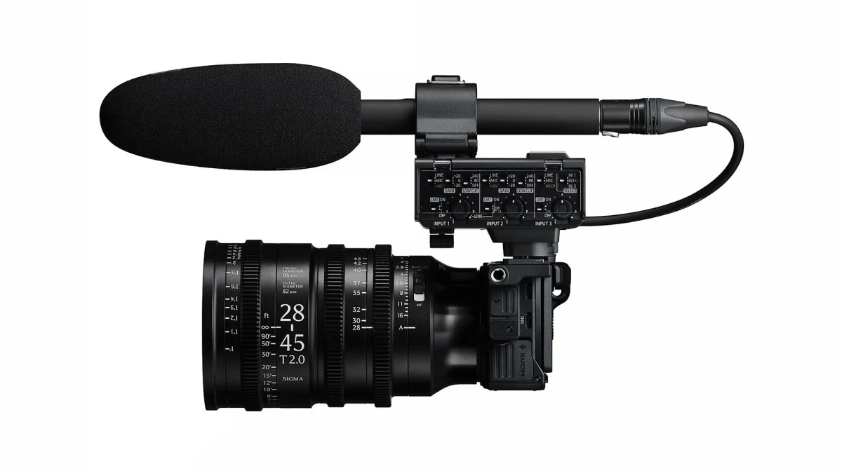 Mikrofon ve aksesuarlarla donatılmış Sigma fp 2 video düzeneği
