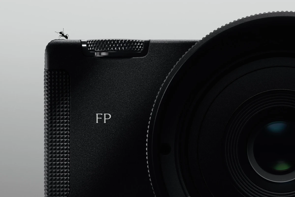 Sigma FP2 fotoğraf makinesinin gövdesi ve objektifinin yakın plan görüntüsü