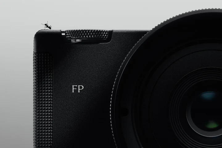 Sigma FP2 fotoğraf makinesinin gövdesi ve objektifinin yakın plan görüntüsü