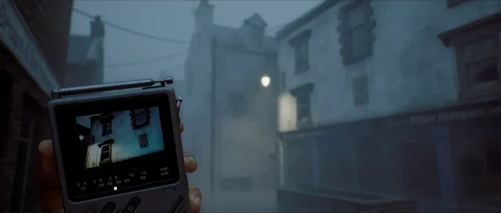 Silent Hill: Townfall’da sisli bir sokak, elde tutulan bir cihazın ekranından görülüyor.