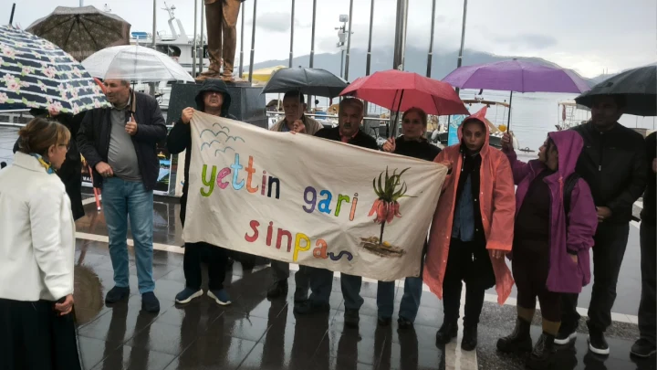 Marmaris’te Sinpaş’a karşı düzenlenen eylemde katılımcılar “Yettin gari Sinpaş” yazılı pankart taşıyor.