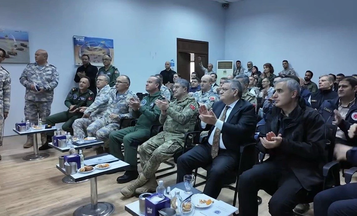 Askerî personel ve yetkililer kapalı salonda bir arada