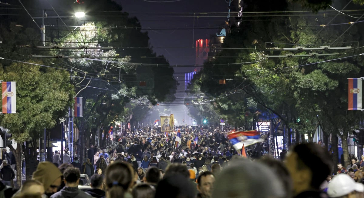 Gece vakti bir caddede toplanan kalabalık