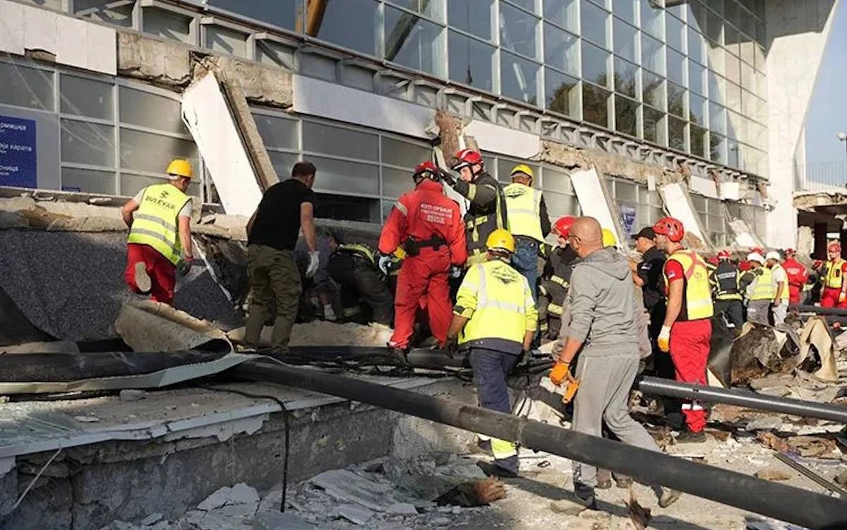 Sırbistan’da çöken tren istasyonu sundurmasının enkazında kurtarma ekipleri çalışıyor.