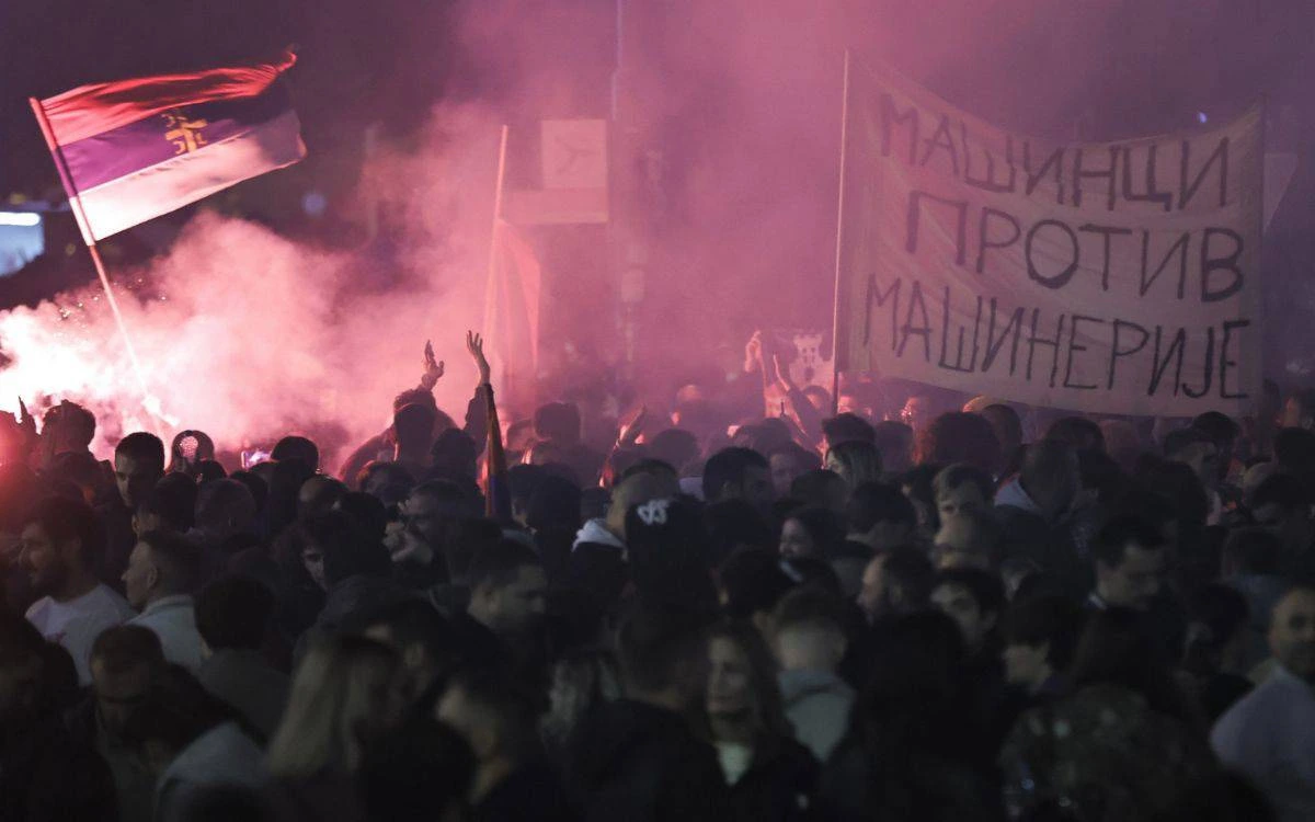 Gece gösterisinde kalabalık, Sırbistan bayrağı ve protesto pankartı