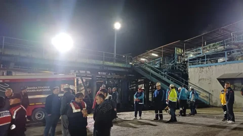 Maden ocağı çevresinde gece saatlerinde toplanan ekipler ve kişiler