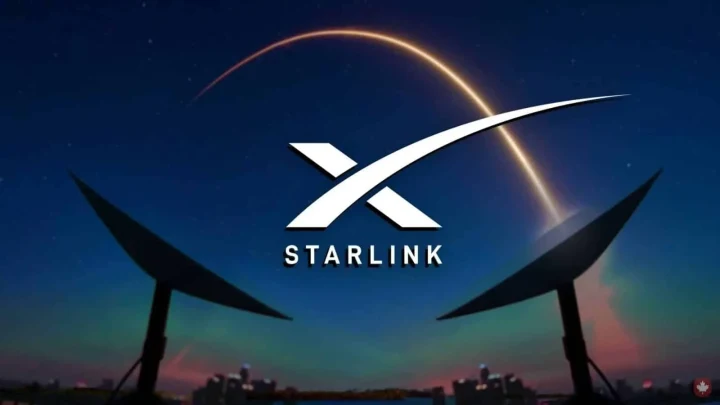 Starlink logosu, gece gökyüzü ve uydu antenlerinin silüetleri önünde görülüyor