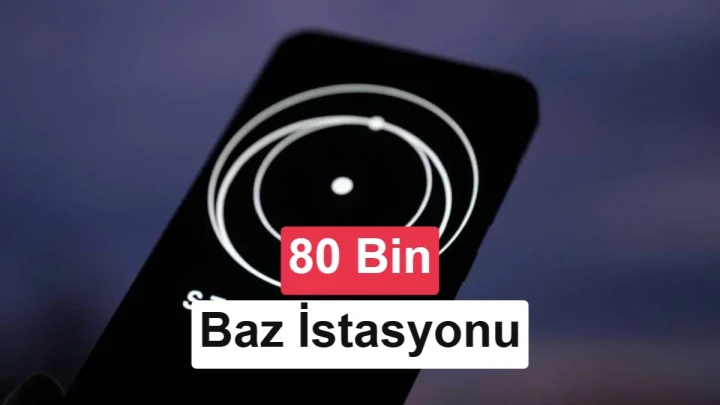 Telefonunu kullanan bir kişinin üzerinde Starlink Mobile yazısı