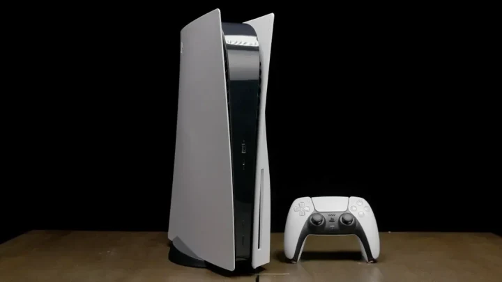 PlayStation 5 konsolu ve DualSense kontrolcüsü