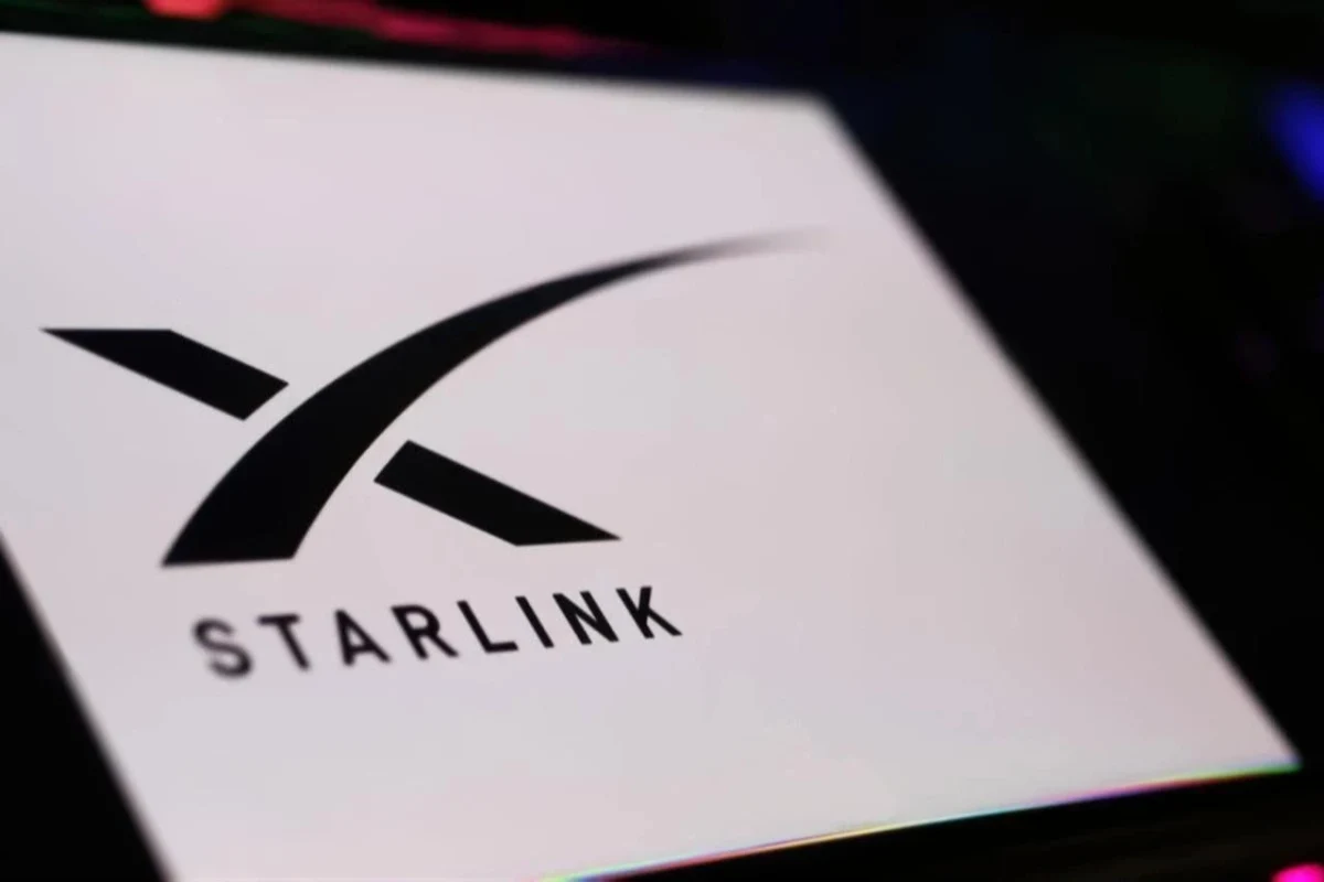 Ekranda Starlink logosu