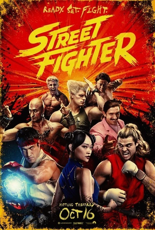 Street Fighter film afişinde dövüşçüler kırmızı zemin önünde