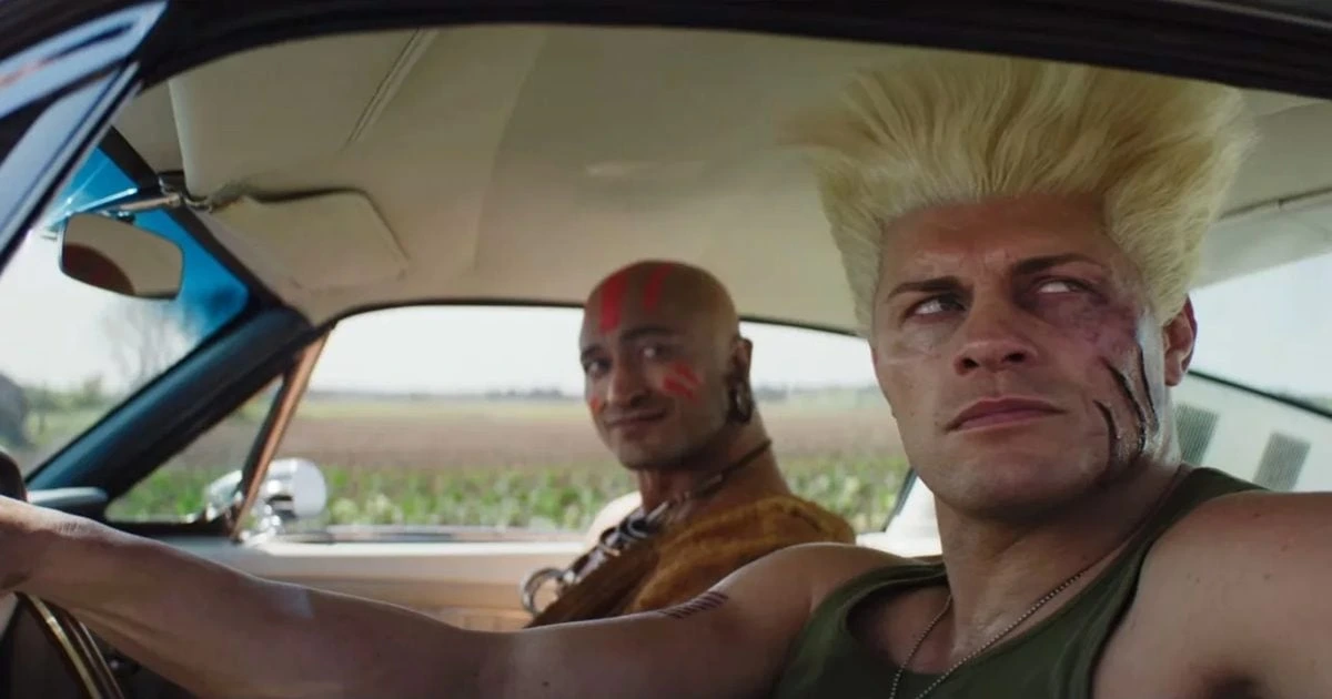 Street Fighter filminde bir otomobilin içinde oturan iki karakter