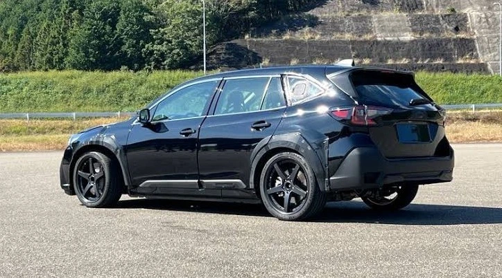 Test pistinde duran siyah Subaru elektrikli prototipinin arka ve yan görünümü